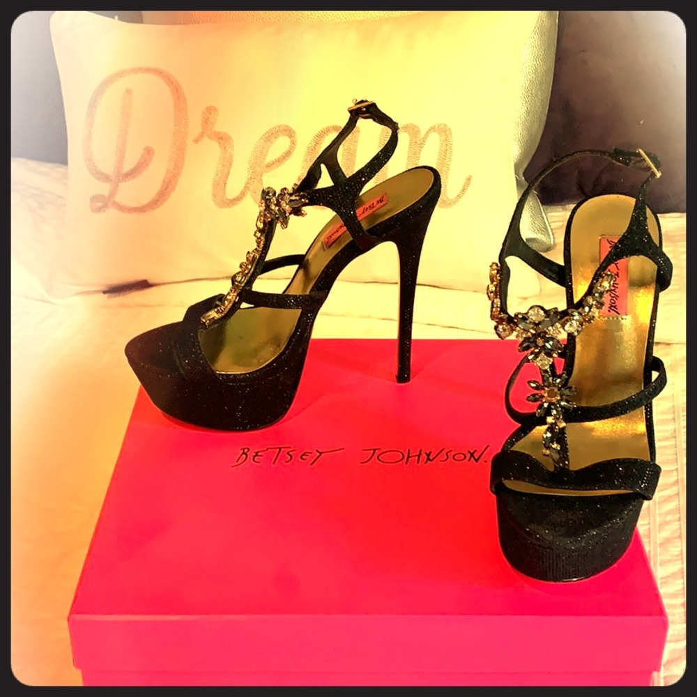 Betsy Johnson NYLO  strappy platform Sandals